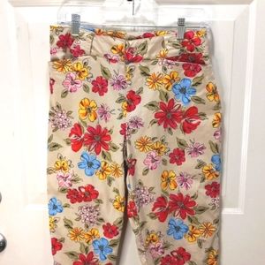 White Stag Sz 8 P Floral Stretch Capris w/ 2 Front pockets